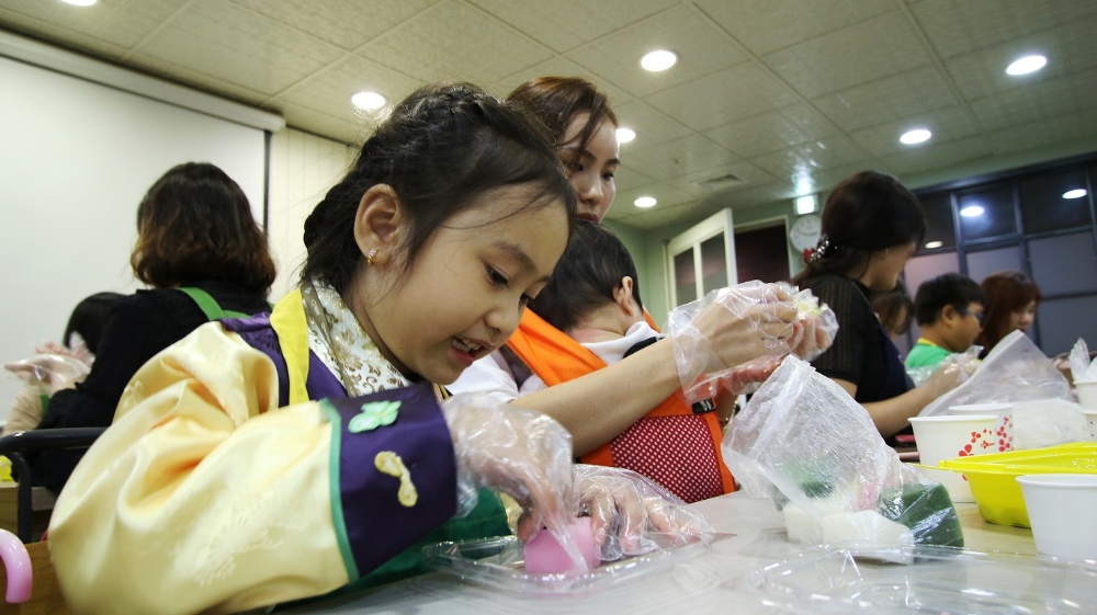 CJ프레시웨이가 진행한 한가위 다문화 쿠킹클래스에 참가한 정솔희씨의 가족. /사진제공=CJ프레시웨이