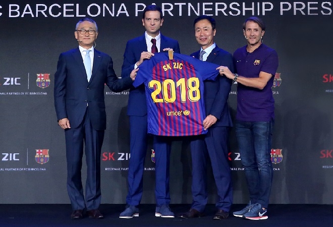 8월18일 중국 베이징에서 SK루브리컨츠와 FC바르셀로나 관계자들이 후원 계약 체결 후 기념촬영을 하고 있다. 출처 : SK이노베이션.