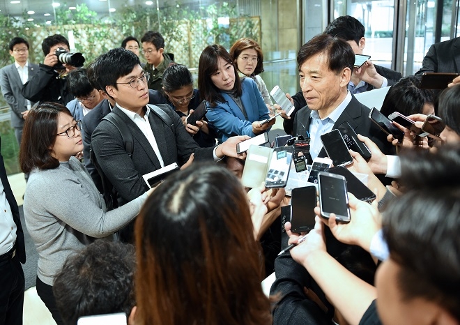 이주열 한국은행 총재가 27일 기자들과 만나 미 연준의 기준금리 인상과 관련해 발언하고 있다. / 사진 = 한국은행