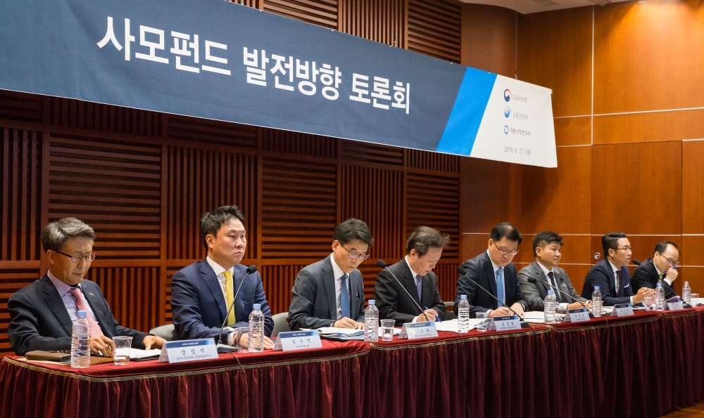 금융위원회와 금융감독원, 자본시장연구원은 27일 오후 서울 여의도 금융투자협회에서 사모펀드 발전방향 토론회를 개최했다. (왼쪽부터) 강성석 교직원공제회 기금운용총괄이사, 김수민 유니슨캐피탈 대표, 류국현 금감원 자산운용감독국장, 김성용 성균관대 법학전문대학원 교수, 박정훈 금융위 자본시장정책관, 박상현 바디프랜드 대표, 황성환 타임폴리오운용 대표, 송홍선 자본시장연구원 선임연구위원. 사진=금융위원회