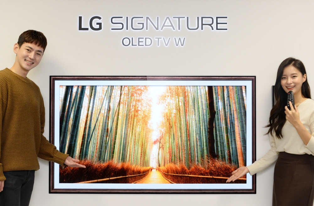 △서울특별시 영등포구 여의대로에 있는 LG트윈타워에서 모델들이 LG 시그니처 올레드 TV W의 갤러리 앱에서 ‘트립어드바이저’가 추천하는 가을 대표 여행지 사진을 감상하고 있다