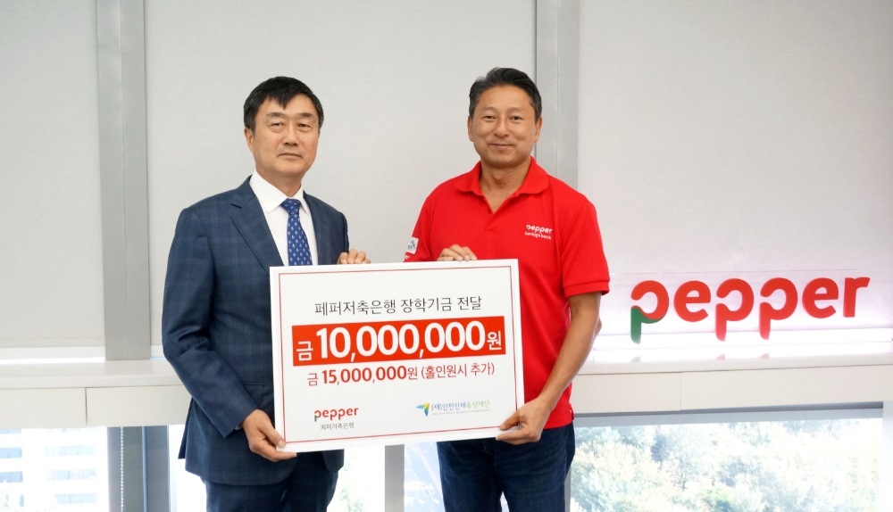 △류진호 인천인재육성재단 사무국장(왼쪽), 장매튜 페퍼저축은행 대표가 장학금 전달 후 기념촬영을 하고 있다./사진=페퍼저축은행