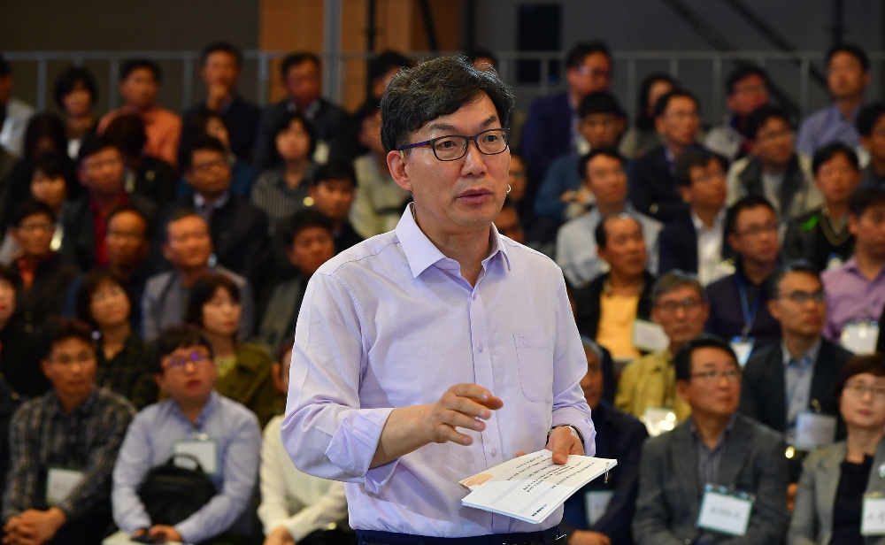 2일 서울시 중구 통일로에 위치한 NH농협은행 본점 대강당에서 이대훈 은행장이 경영혁신 워크숍을 진행하고 있다. / 사진= NH농협은행