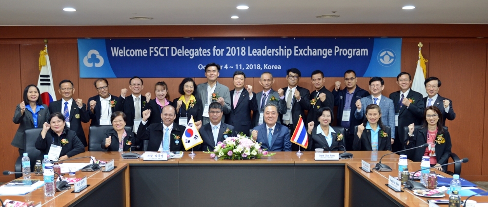 △5일 삼성동 새마을금고중앙회관에서 ‘금융협동조합 지도자 교환연수’에 참가한 쑤윗 막두엉 FSCT 부회장(앞줄 왼쪽에서 네번째) 등 연수단이 박차훈 새마을금고중앙회장(앞줄 왼쪽에서 다섯번째), 관계자들과 함께 기념촬영을 하고 있다./사진=새마을금고중앙회