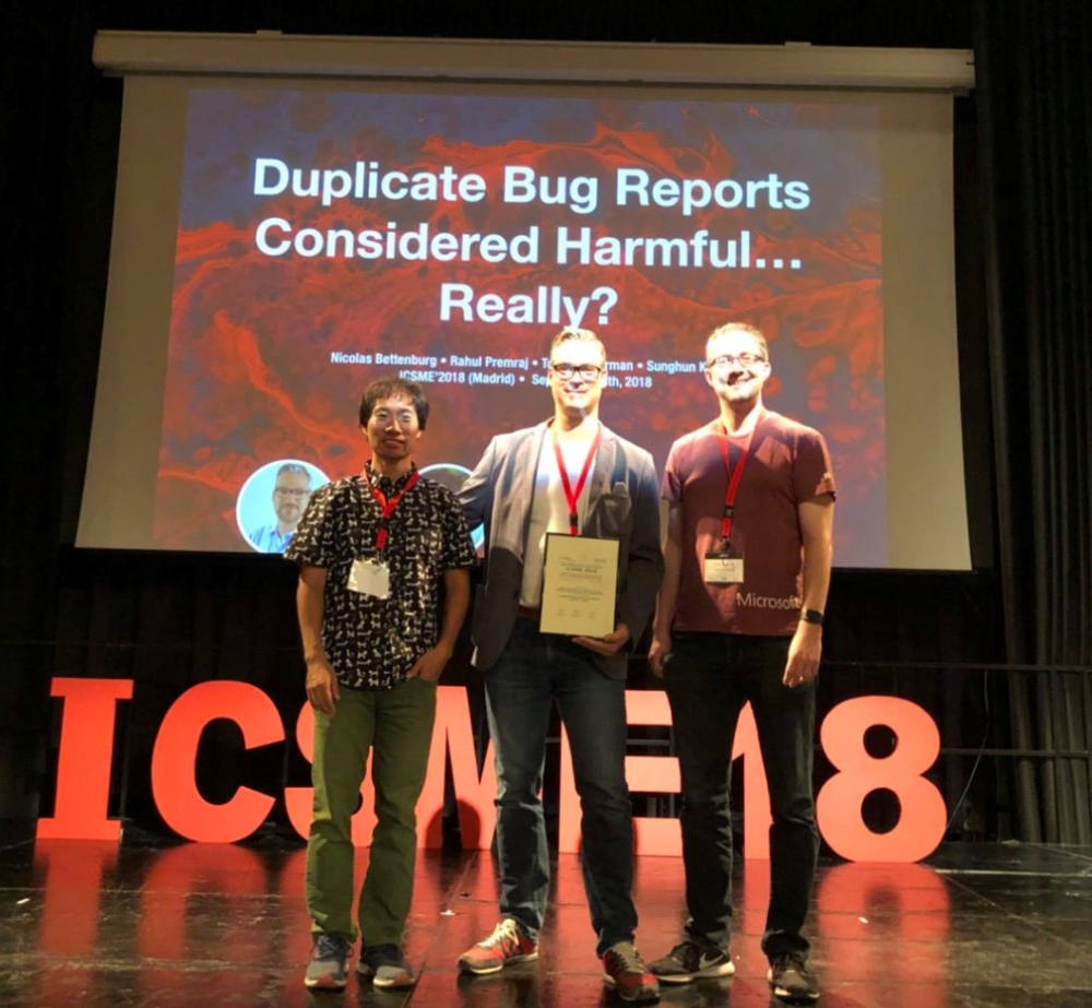 △’ICSME 2018’에서 ‘가장 영향력 있는 논문상’을 수상한 클로바 AI 김성훈 리더(가장 왼쪽)