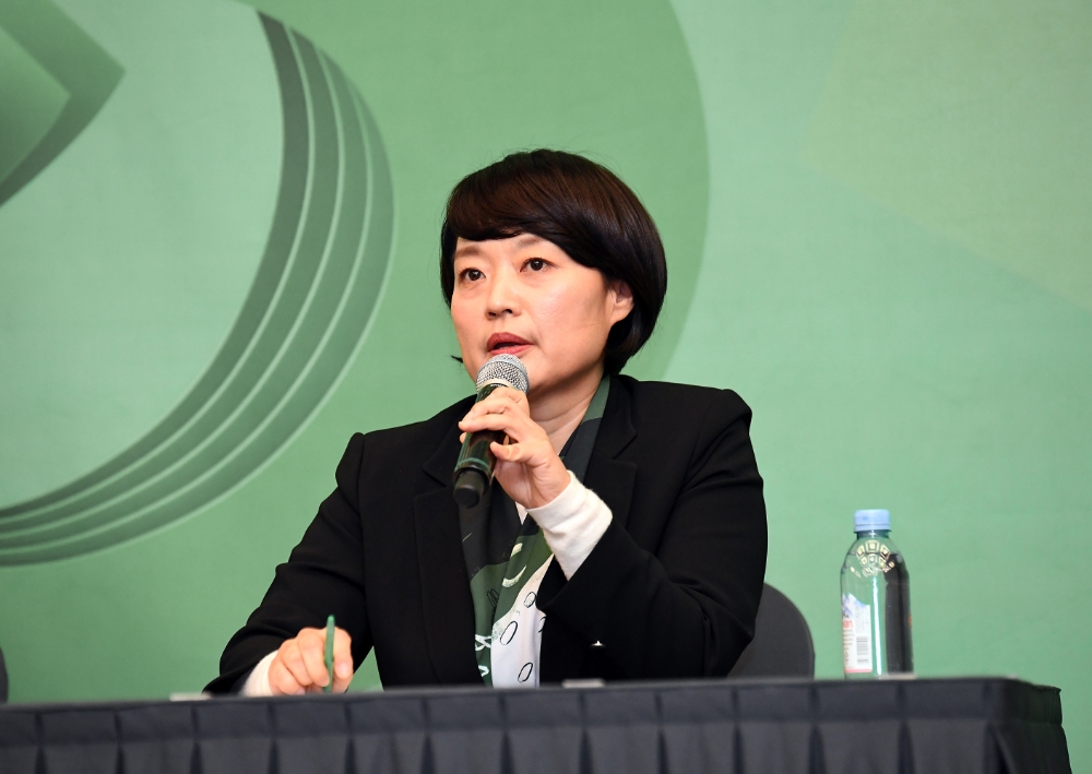 △10일 서울 강남구에 위치한 코엑스에서 개최된 네이버 커넥트 컨퍼런스에서 한성숙 네이버 대표가 새로운 네이버 모바일에 대해 발표하고 있다