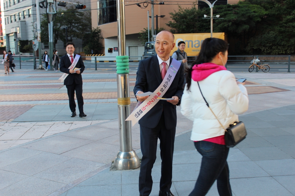△김대웅 웰컴저축은행 대표이사가 보이스피싱제로(Zero) 캠페인을 위해 리플렛을 나눠주고 있다./사진=웰컴저축은행