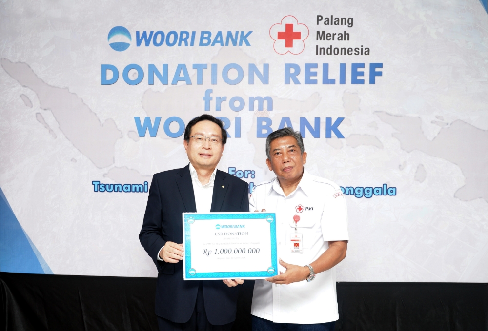 손태승 우리은행장(사진 왼쪽)이 인도네시아 적십자사 발리지부 부지부장에게 성금 10억 루피아를 전달하고 있다. / 사진= 우리은행