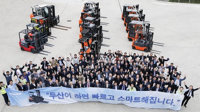 12일 경기도 평택 두산로지피아 오픈 기념행사에 참석한 ㈜두산 임직원들과 내빈들이 단체사진을 촬영하고 있다. 출처 : ㈜두산.