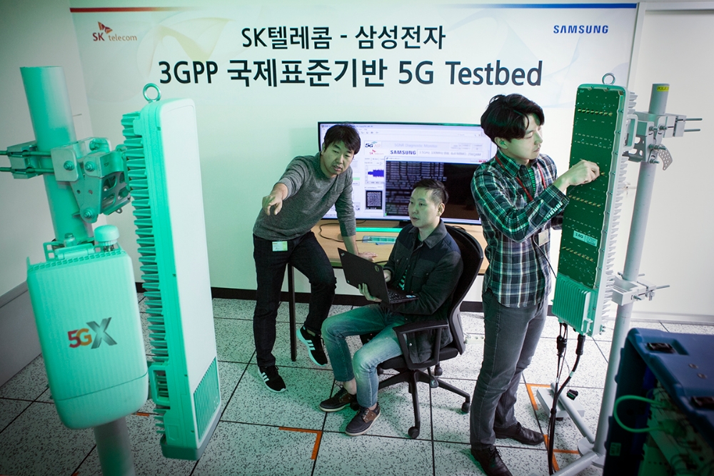 △SK텔레콤과 삼성전자 연구원들이 15일 SK텔레콤 분당사옥 5G 테스트베드에서 3.5GHz 대역 5G상용 장비로 퍼스트콜(First call)에 성공했다