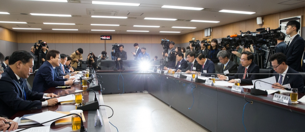 최종구 금융위원장(사진 왼쪽 가운데)은 17일 오전 서울 종로구 정부서울청사 금융위원회에서 동산금융 활성화를 위한 은행장 간담회를 진행했다. / 사진= 금융위원회