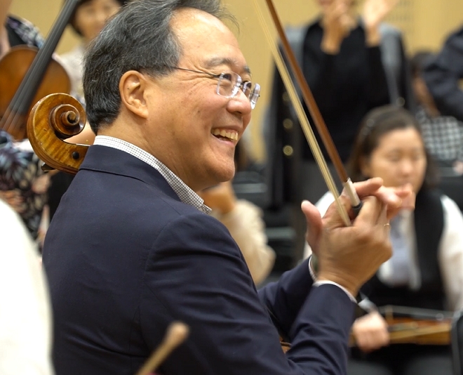 챌리스트 요요마가 17일 서울 예술의전당에서 티칭클래스를 열고 연주지도를 하고 있다. 출처 : 효성그룹.