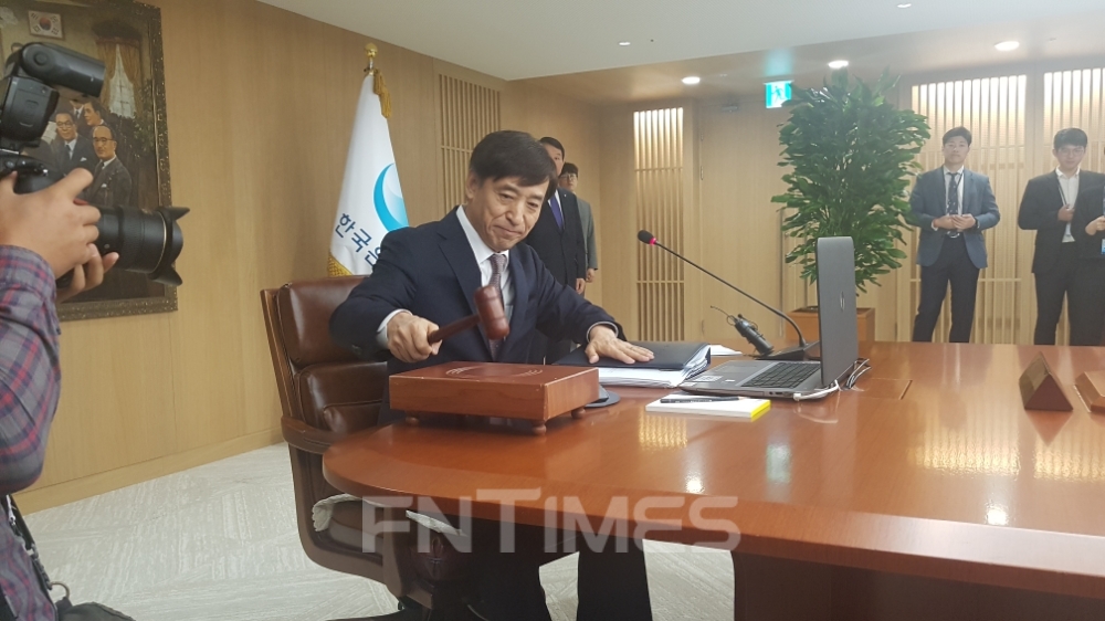 △이주열 한국은행 총재가 18일 금통위 전 지휘봉을 두드리고 있다./사진=전하경 기자