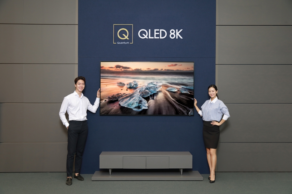 △삼성디지털프라자 학여울점에서 모델들이 퀀텀닷 기술에 8K 해상도를 적용해 압도적인 화질을 구현하는 ‘QLED 8K’(82인치 Q900R 제품)를 소개하고 있다.