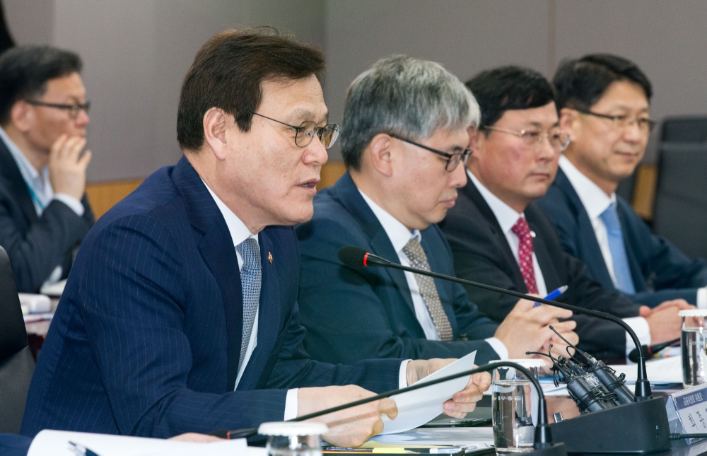 최종구 금융위원장(사진 맨 왼쪽)이 18일 오후 서울 종로구 정부서울청사 금융위 대회의실에서 조선업 업황 점검회의를 주재했다. / 사진= 금융위원회