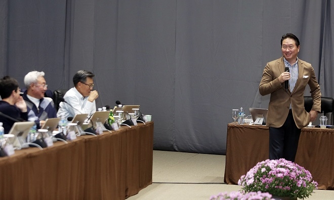 최태원 SK그룹 회장이 19일 ‘2018 CEO세미나’에서 사회적 가치 추구를 통해 비즈니스 모델을 혁신하는 방안을 CEO들과 함께 논의하고 있다. 출처 : SK그룹.