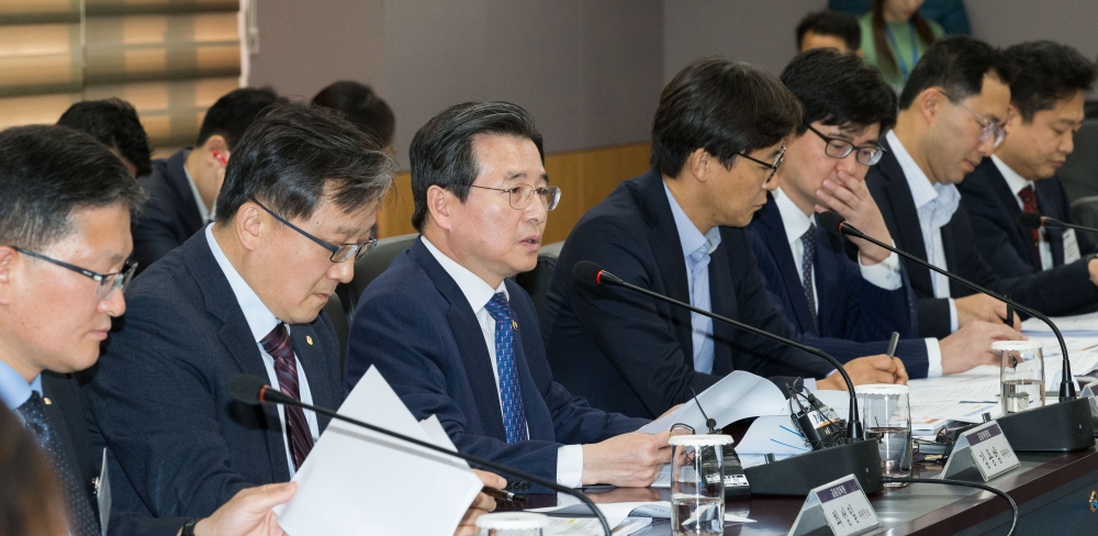 김용범 금융위원회 부위원장이 19일 오후 서울 종로구 정부서울청사에서 열린 금융혁신을 위한 낡은 규제 정비 태스크포스(TF)회의에서 모두발언을 하고 있다. / 사진= 금융위원회