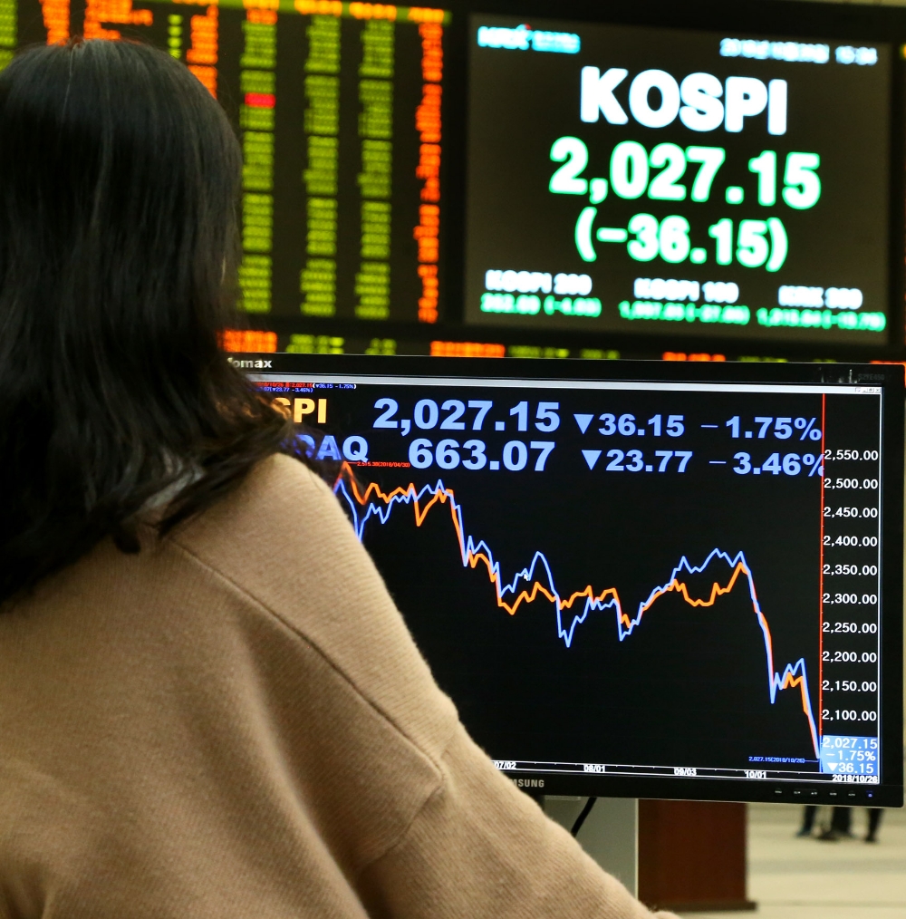 26일 코스피는 전날보다 1.75%(36.15포인트) 하락한 2027.15포인트에 거래를 마쳤다. 사진=한국거래소