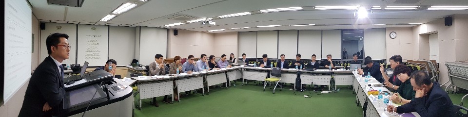 이니스프리 가맹본부와 가맹점주협의회 관계자들이 25일 아모레퍼시픽 서울 용산 사옥에서 상생협약 체결을 위한 협상을 진행하고 있는 모습. /사진제공=이니스프리 가맹점주협의회