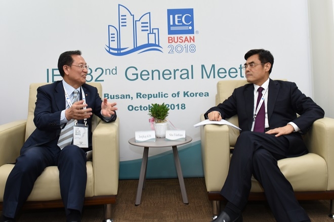 26일 부산 벡스코에서 열린 제82차 IEC에서 김종갑 한전 사장(왼쪽)과 슈인바오 중국국가전망공사 동사장이 면담을 하고 있다. 출처=한전.
