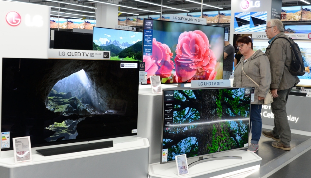 △ LG 올레드 TV가 해외 매체들로부터 성능에 대한 호평을 받았다. 사진은 유럽 소비자들이 가전 매장에서 LG 올레드 TV를 살펴보는 장면.