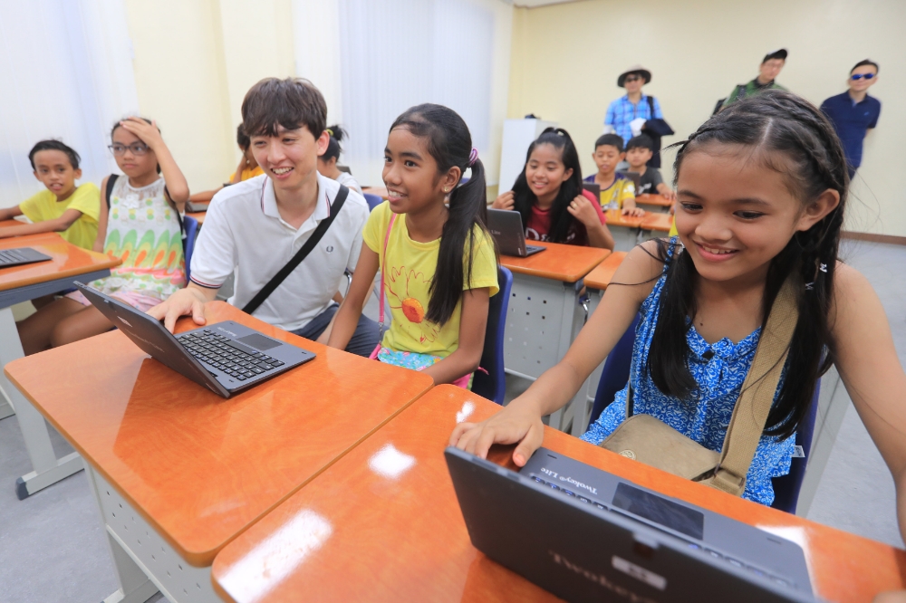 △보라카이 발라박 초등학교에서 학생들이 태블릿PC를 통해 수업을 받고 있다. / 사진=KT