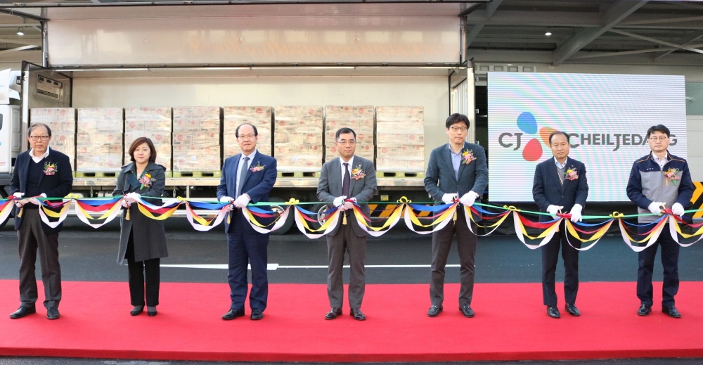 충북 진천 CJ제일제당 식품통합생산기지 햇반 출하식에서 강신호 CJ제일제당 식품사업부문 대표(가운데)와 김근영 식품생산본부장(부사장, 왼쪽 세번째), 손은경 식품마케팅본부장(부사장, 왼쪽 두번째) 등이 기념촬영을 하고 있다. /사진제공=CJ제일제당