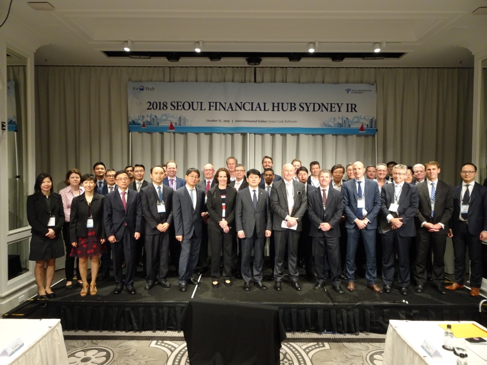△유광열 금감원 수석부원장(앞줄 가운데)이 2018년 서울 금융중심지 시드니 IR에서 기념촬영을 하고 있다./사진=금감원