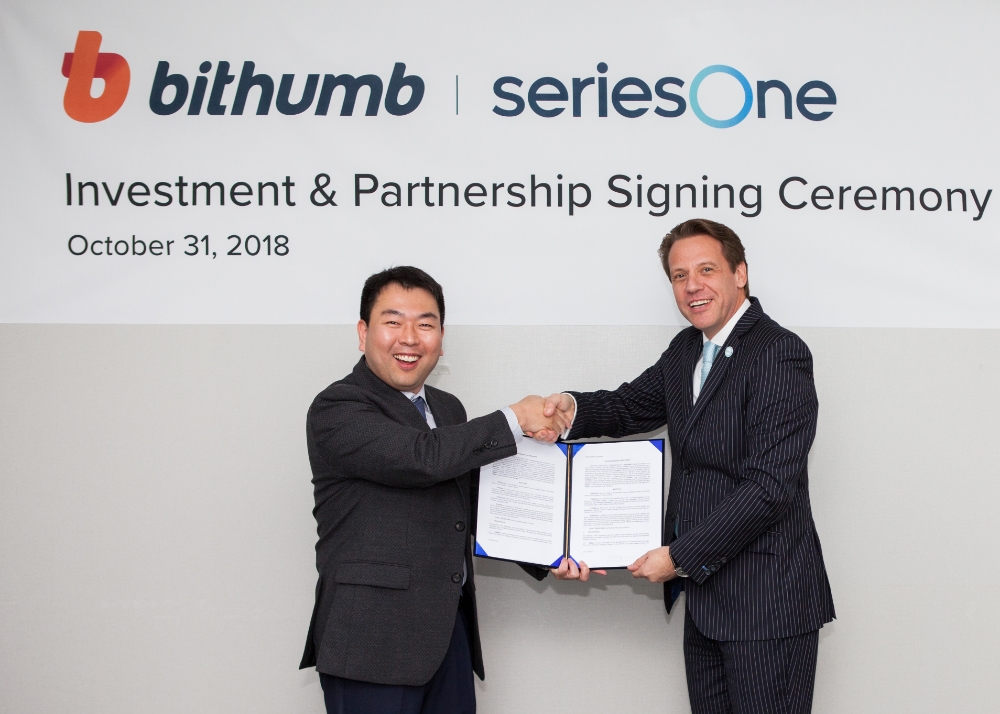 허백영 빗썸 대표(왼쪽)와 마이클 밀덴버거 시리즈원 최고경영자(CEO)가 지난달 31일 서울 강남구 빗썸 본사에서 협약을 맺고 악수하고 있다./사진=빗썸
