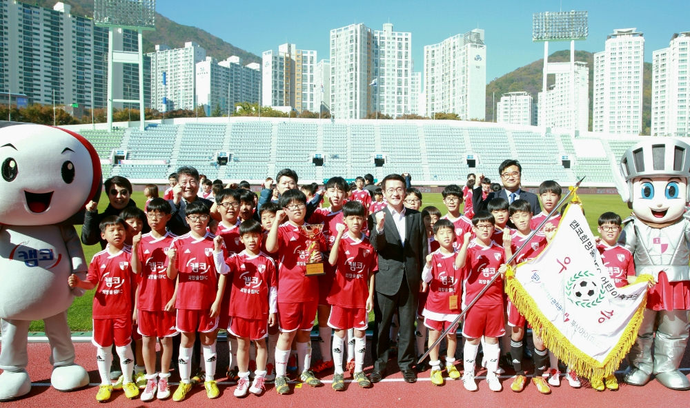 △문창용 캠코 사장(왼쪽에서 일곱번째)이 '캠코 희망울림 FC' 2기 어린이축구단 리그전 후 기념촬영을 하고 있다./사진=캠코