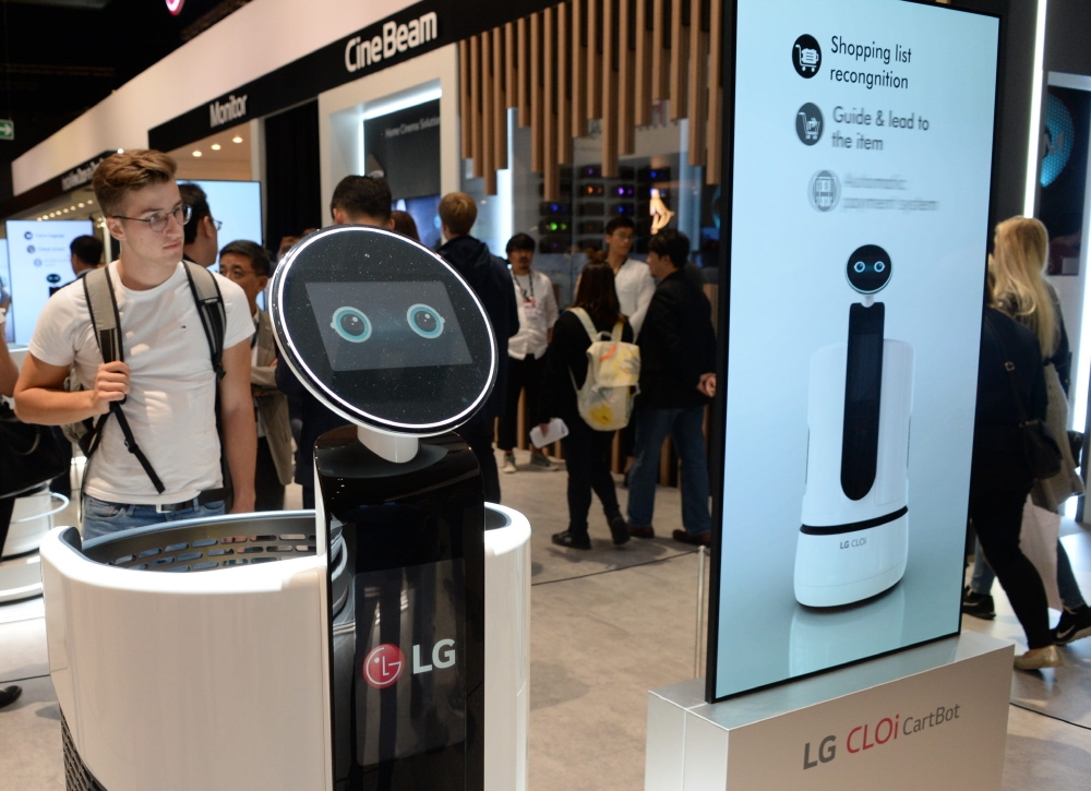 △지난 9월 열린 IFA 2018에서 관람객들이 ‘LG 클로이 카트봇’을 살펴보고 있다.