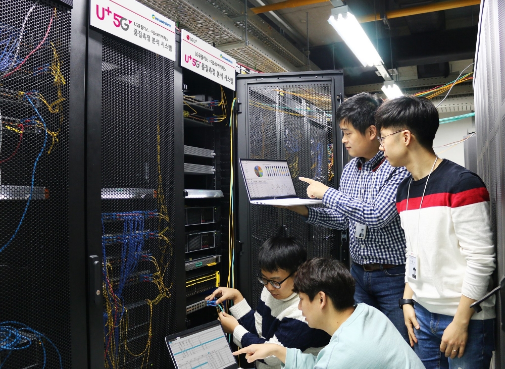 △LG유플러스 네트워크 직원들이 상암사옥에 구축된 5G 네트워크 품질 통합 측정 분석 시스템을 점검하고 있다.