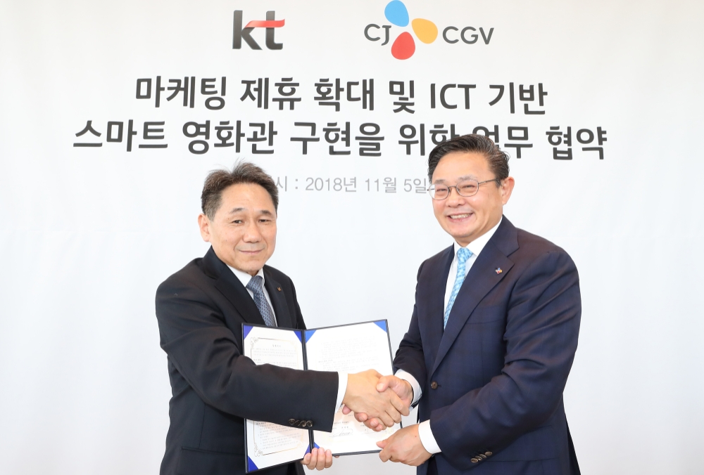△이필재 KT 마케팅 부문장(왼쪽)과 최병환 CJ CGV 대표가 업무 협약을 맺고 기념사진을 찍고 있다.