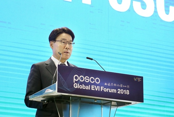 6일 송도 컨벤시아에서 열린 ‘2018 글로벌EVI포럼’ 에서 최정우 회장이 ‘Next 50 years with POSCO’ 주제로 기조연설을 하고 있다. 출처=포스코.