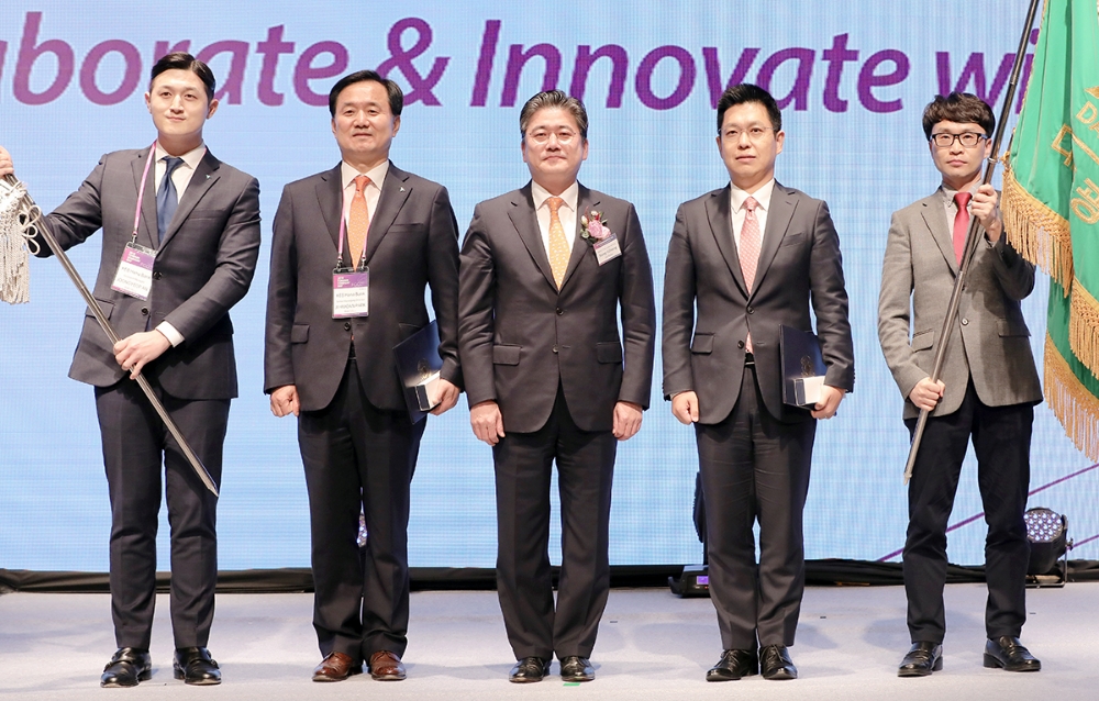 KEB하나은행은 지난 5일 서울 그랜드인터컨티넨탈호텔에서 개최된 산업통상자원부 주관 '2018 외국인투자유치 유공자 시상식'에서 단체부문 대통령 표창과 개인부문 산업통상자원부장관 표창을 수상했다. 시상식 후 박지환 KEB하나은행 기업영업그룹전무(사진 왼쪽에서 두번째)가 정승일 산업통상자원부 차관(사진 왼쪽에서 세번째)과 기념촬영을 하고 있다. / 사진= KEB하나은행