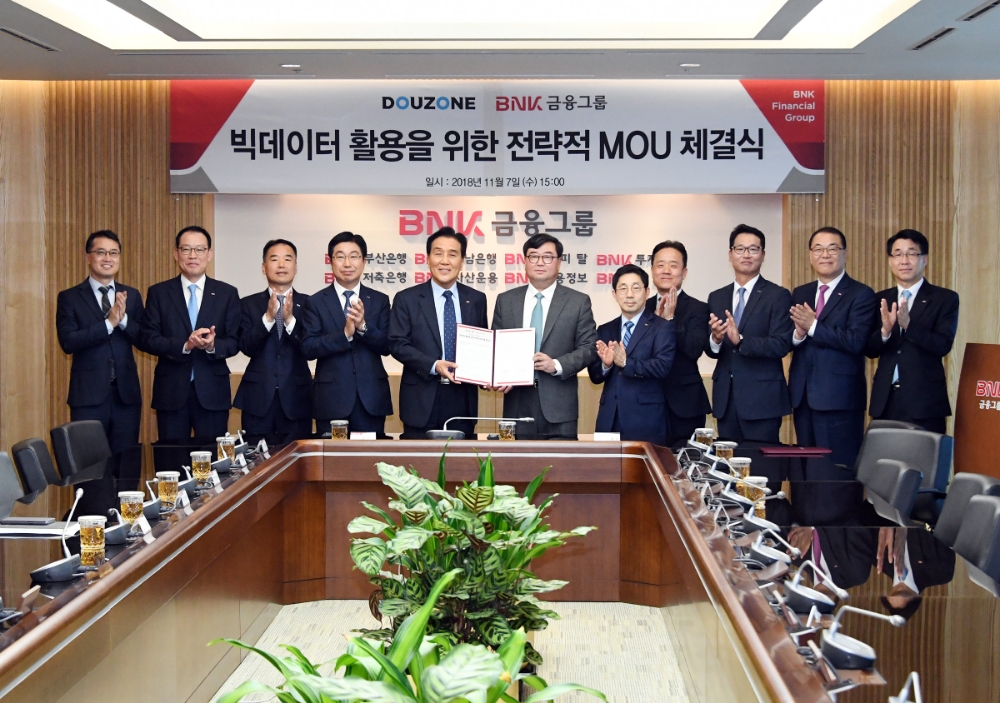 △(사진 왼쪽 네번째부터) 황윤철 BNK경남은행 은행장, 김지완 BNK금융그룹 회장, 김용우 더존비즈온 대표이사, 박훈기 BNK금융그룹 그룹디지털총괄부문장, 안재봉 더존비즈온 상무, 서광희 더존비즈온 상무가 부산은행 본점에서 ICT사업 운영업체인 ㈜더존비즈온과 ‘빅데이터 활용을 위한 전략적 업무협약’ 체결 후 기념촬영을 하고 있다./사진=BNK금융그룹
