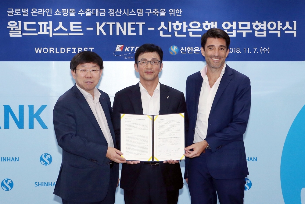 7일 서울 중구 세종대로 소재 신한은행 본점에서 열린 업무협약식에서 신한은행 정지호 외환사업본부장(가운데)과 한국무역정보통신(KTNET) 최원호 전무이사(좌측), 월드퍼스트(World First) 아시아태평양 대표 제프 파커(Jeff Parker, 우측)가 기념사진을 촬영하고 있다. /사진= 신한은행
