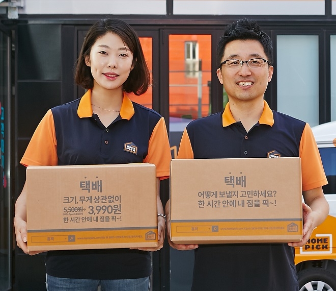 8일 김영민 줌마 대표(오른쪽)가 주유소에서 배송 프로세스를 설명하고 있다. 출처=줌마.