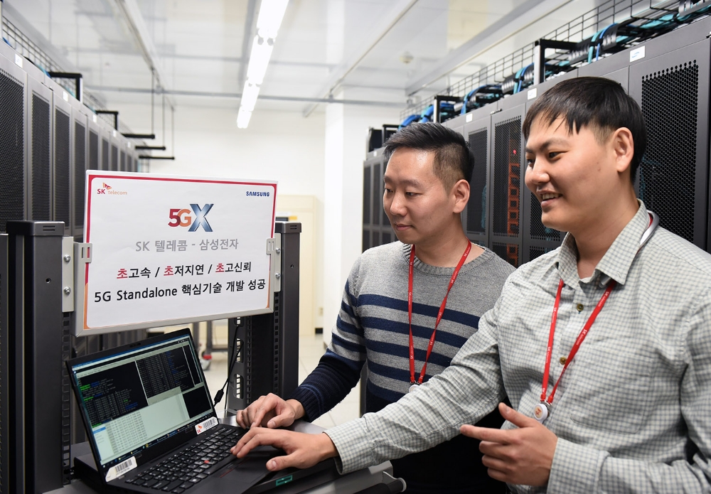 △수원에 위치한 삼성전자 5G연구소에서 SK텔레콤 연구원들이 이번에 개발한 ‘5G SA교환기’ 성능을 테스트하고 있다.