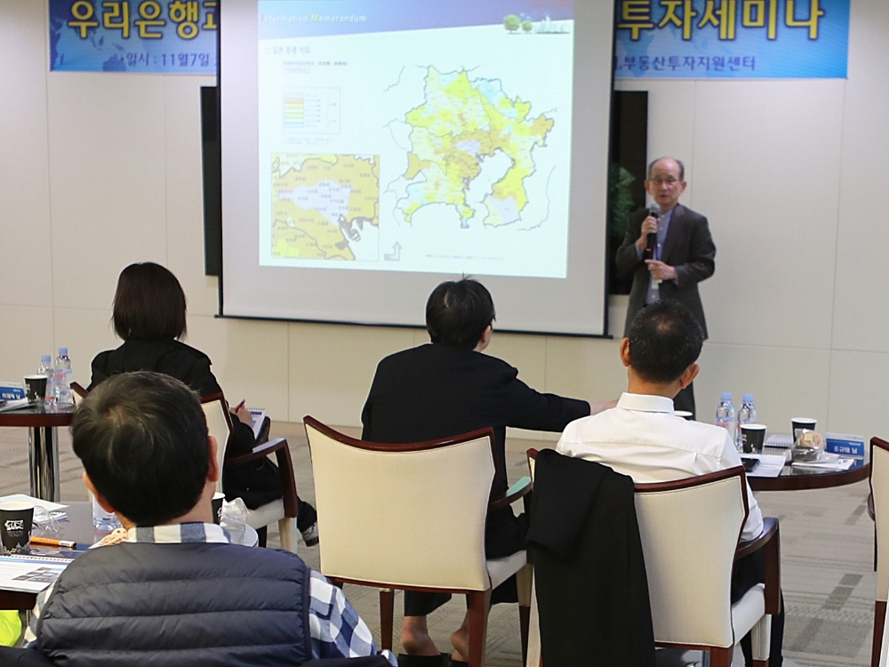 우리은행은 지난 7일 서울시 중구에 위치한 본점 패밀리오피스센터에서 일본 부동산 투자 세미나를 실시했다. 박석훈 KIA트러스트 고문이 세미나 참석자들에게 일본 부동산 투자에 대해 강의하고 있다. / 사진= 우리은행