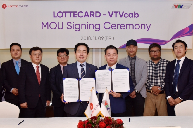 롯데카드는 9일 롯데호텔서울 칼톤스위트룸에서 김창권 롯데카드 대표이사(가운데 왼쪽)와 베트남 종합유선방송사인 브이티브이 케이블(VTV Cab) 황 응옥 후언(Hoang Ngoc Huan) 회장(가운데 오른쪽) 등이 참석한 가운데 MOU를 체결했다고 밝혔다. / 사진 = 롯데카드