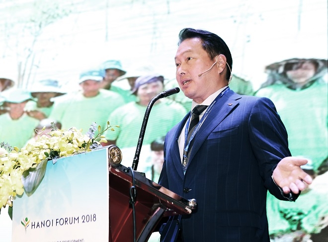 최태원 SK그룹 회장이 9일 베트남 하노이국립대학에서 '지속가능한 발전을 위한 기후변화 대응’을 주제로 열린 제1회 ‘하노이 포럼’ 축사를 하고 있다. 출처=SK.