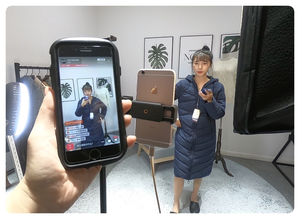 왕홍이 프리치(PRICH) 브랜드 신제품을 라이브쇼(즈보)를 통해 실시간으로 소개하는 모습. /사진제공=이랜드