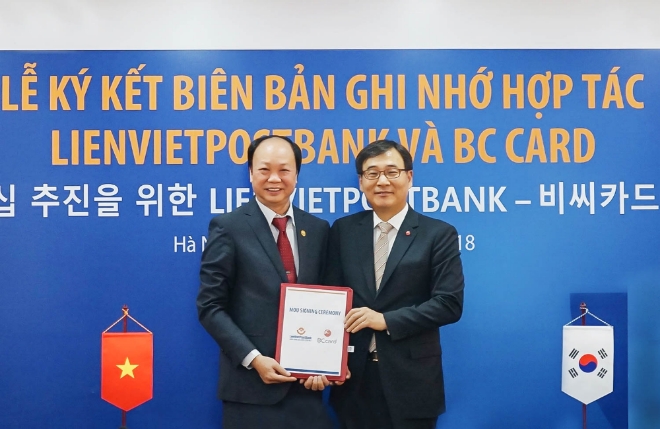 이문환 BC카드 사장(오른쪽)과 Nguyen Dinh Thang(응웬 딘 탕) 리엔비엣포스트은행 회장(왼쪽)이 지난 12일 오후 4시(현지시간) 베트남 하노이 소재 리엔비엣포스트은행 본사에서 MOU를 체결했다.
