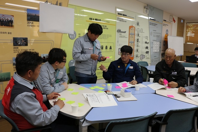 SK인천석유화학이 ‘환경∙안전 교육 프로그램’ 일환으로 협력사 관리자 대상 교육을 진행하고 있다. 출처=SK이노베이션.