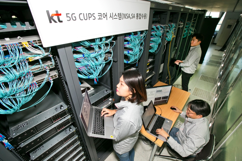 △KT 직원들이 CUPS 기술이 적용된 5G 코어장비를 구축완료하고 시험하고 있다.