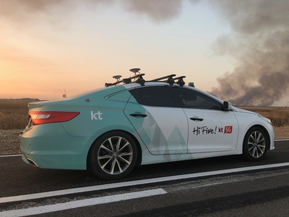 △KT 자율주행차가 경기도 화성에 위치한 ‘자율주행 실험도시(이하 K-City)’에서 테스트 주행을 하고 있다.