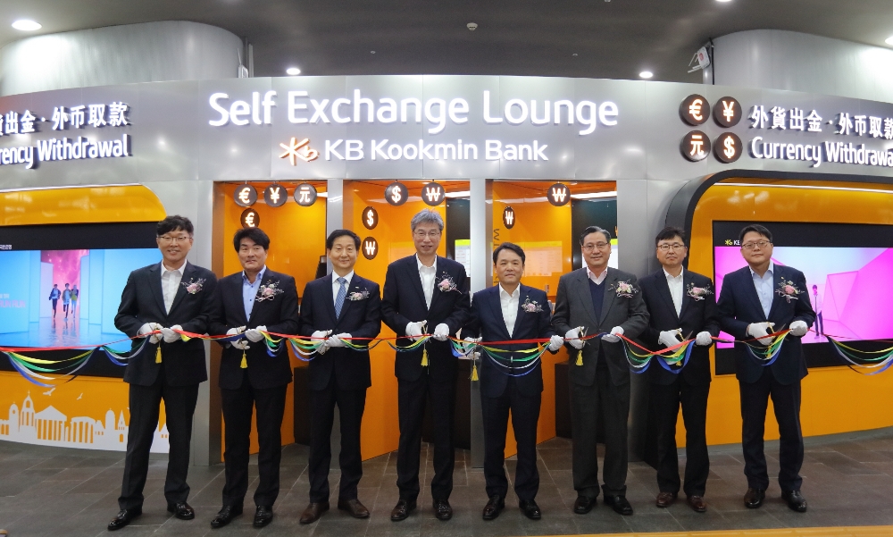 14일 공항철도 홍대입구역사에서 열린 KB국민은행 '무인환전센터' 개소식에서 참석자들이 테이프 커팅식을 하고 있다. (왼쪽 두 번째부터) 이길성 KB국민은행 외환사업본부 상무, 김정국 공항철도 부사장, 허인 KB국민은행장, 오평섭 KB국민은행 영업그룹 부행장. / 사진= KB국민은행