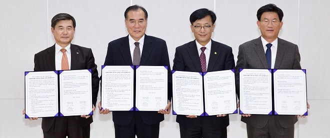 (왼쪽부터)한전KDN 박성철 사장, 이개호 농림축산식품부 장관, 김영록 전남도지사, 강인규 나주시장이 14일 한전KDN 나주본사에서 공공기관 로컬푸드 공급 확대를 위한 업무협약을 체결하고 기념촤영을 하고 있다. 출처=한전KDN.