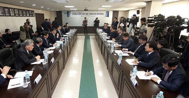 14일 오후 서울 서초구 한국자동차산업협동조합에서 열린 자동차산업발전위원회 회의장면이다. 출처=한국자동차산업협회.